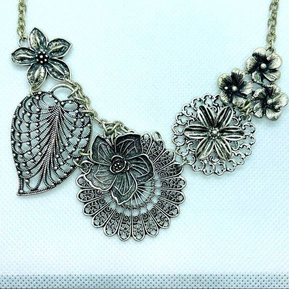 Premier Designs Silver Botanical Flower Floral Statement Necklace - Picture 3 of 7
